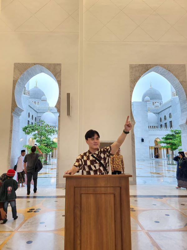 Di Balik Senja: Metahistory dan Naratologi dalam “Sepotong Senja untuk Pacarku”
